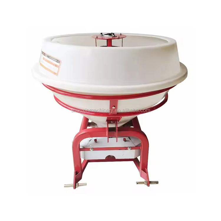 L'application des épandeurs d'engrais en plastique sur le terrain